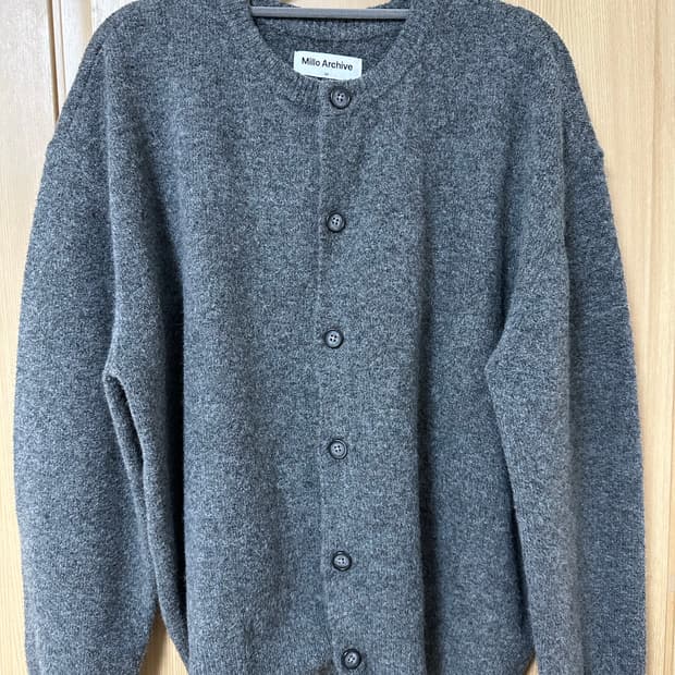 밀로 아카이브 크롭 무브 가디건 차콜