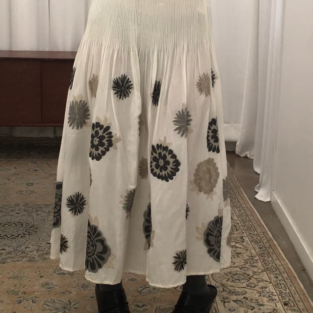 화이트 패턴 롱스커트