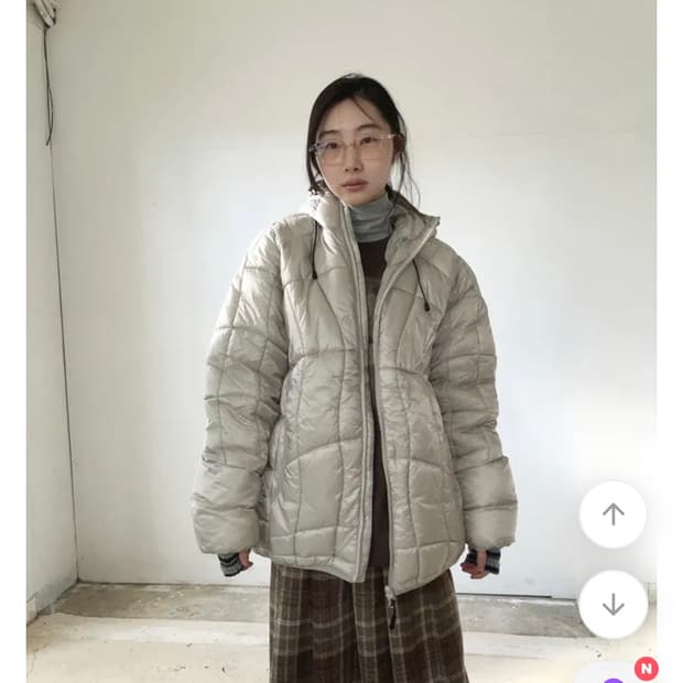 김아홉 4온스 글로시 경량후드 패딩