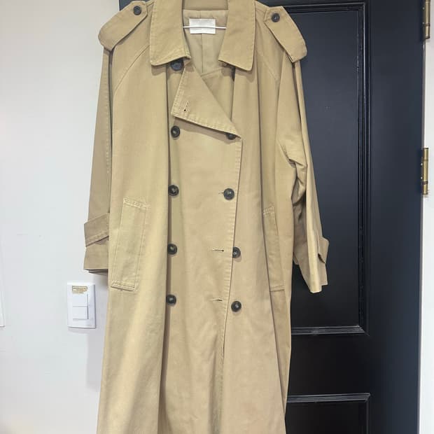 베이지 색상의 트렌치 코트