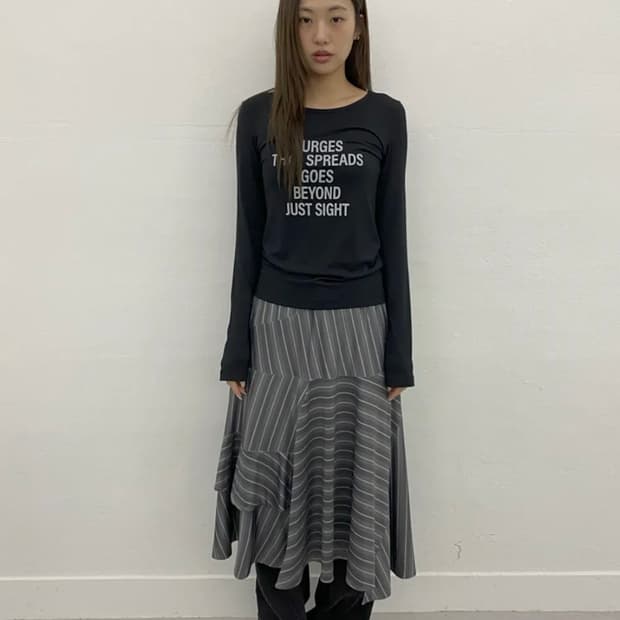 밀로우먼 어시메트릭 스트라이프 미디 스커트 [차콜]