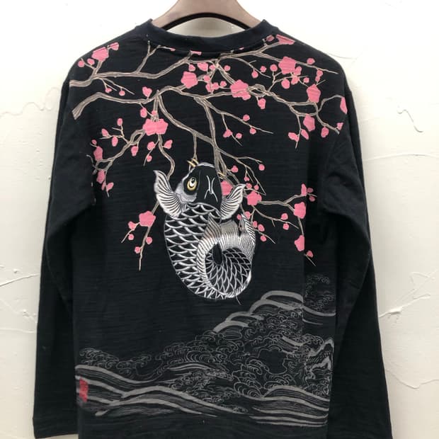 카라쿠리 타마시 잉어 맨투맨