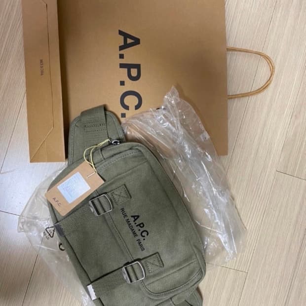 A.P.C. 힙색 크로스백