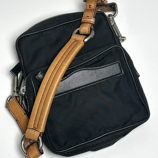 프라다 나일론 & 사피아노 레더 미니 숄더 토트 블랙