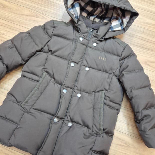 닥스키즈 남아 패딩 120사이즈 판매합니다. 브라운 색상이라 어느 옷에도