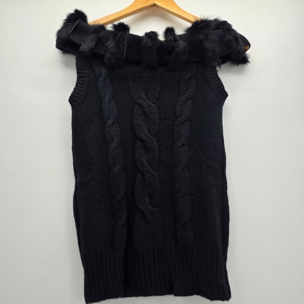 퍼 디테일 오프숄더 니트