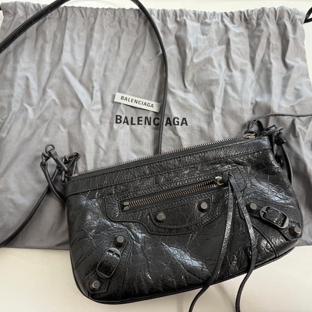 정품 발렌시아가 45% 할인가 르 시티 파우치 온 스트랩 (미니백)