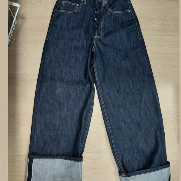 착샷O) 5버튼 인디고 옐로우스티치 커브드 롤업 데님