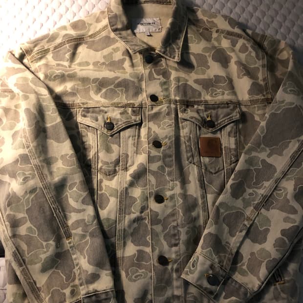 칼하트 WIP 덕 헬스턴 자켓 카모 덕 블랙 블리치드