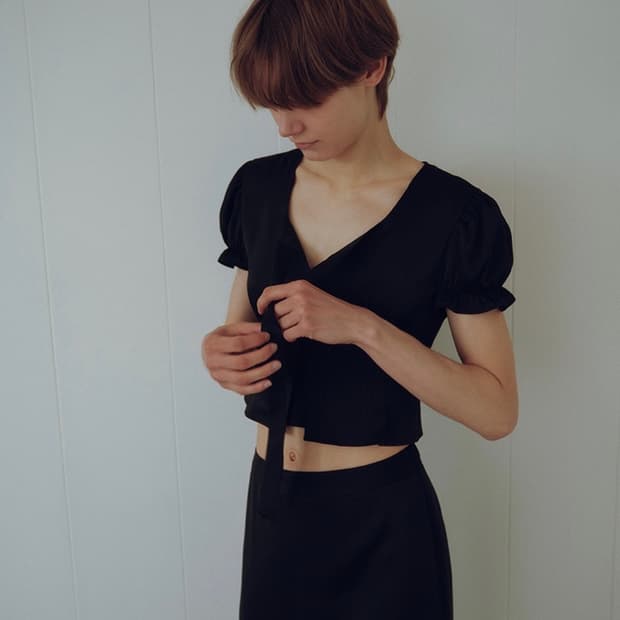 오버듀플레어 자카드 크롭 블라우스 블랙 