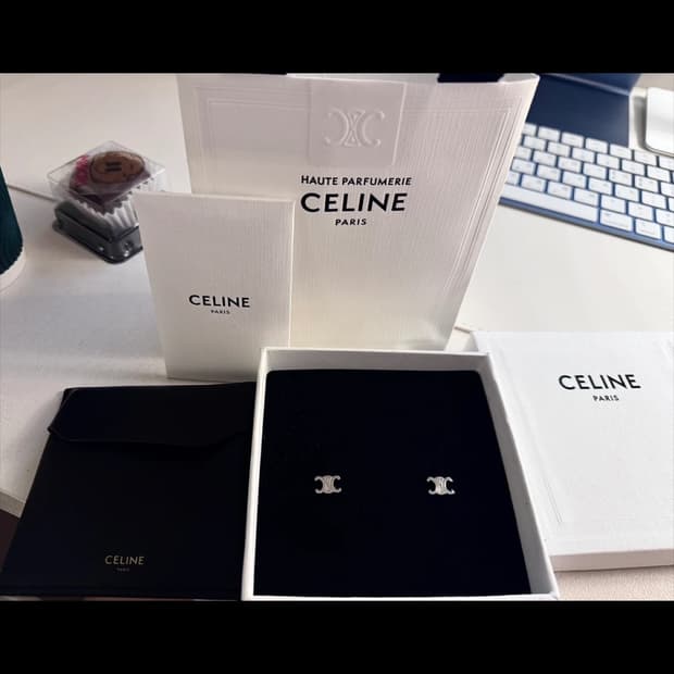 셀린느 트리옹프 귀걸이 실버🔥