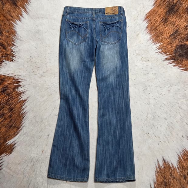 백 포켓 자수 로우라이즈 부츠컷 데님 팬츠