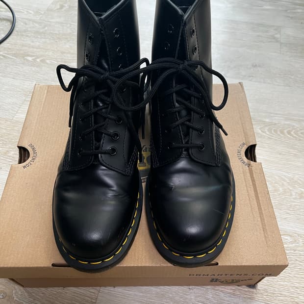 닥터마틴 1460 스무스 270 판매합니다.