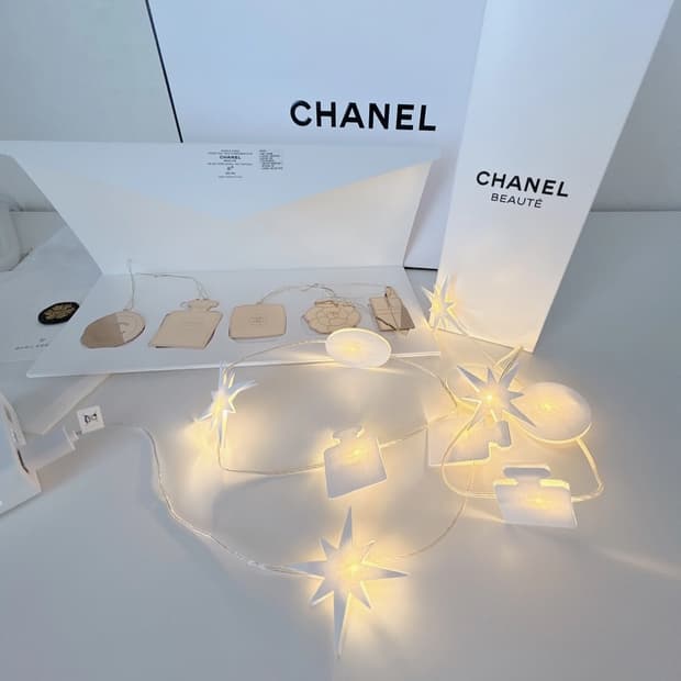 샤넬 오너먼트 트리 조명 