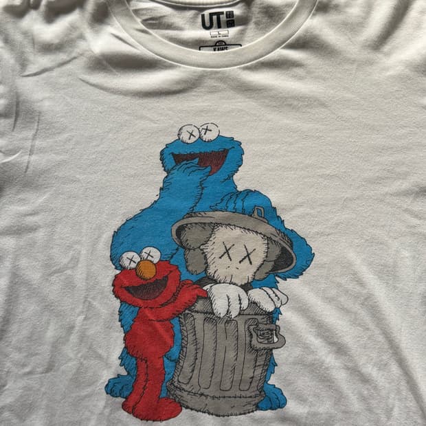 유니클로 싱글스티치 UT KAWS × 세서미 스트리트 엘모 쿠키몬스터