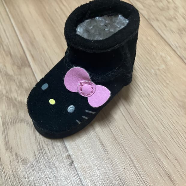 산리오 헬로키티 어그 부츠 키링 미니 부츠 블랙