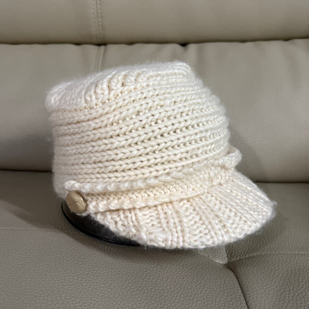 Pocket girl button point knit cap