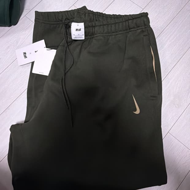 <새제품> 나이키 빌리아일리시 콜라보 트레이닝 팬츠 카키 XL