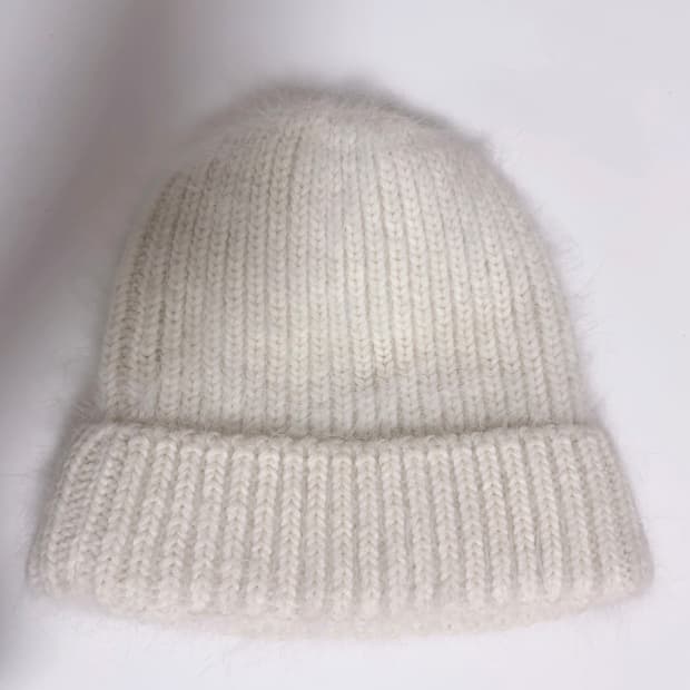 화이트 털 비니