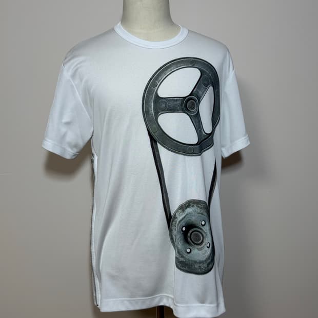 꼼데가르송 옴므플러스 지퍼 디테일 폴리 반팔티 L