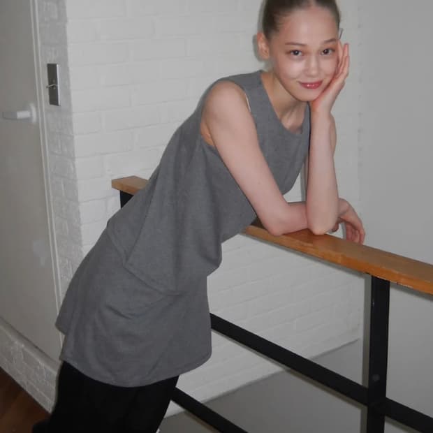 페스토 레이어드 미디 드레스 다크 문