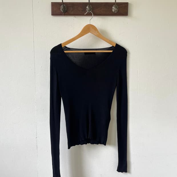 D&G 브이넥 블랙 탑