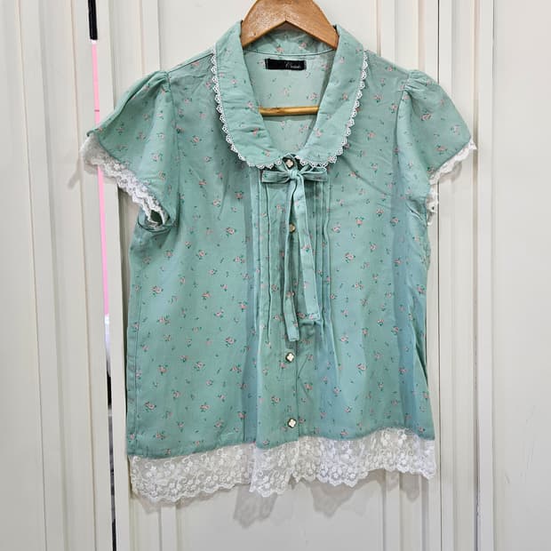 잔꽃 레이스 리본 블라우스