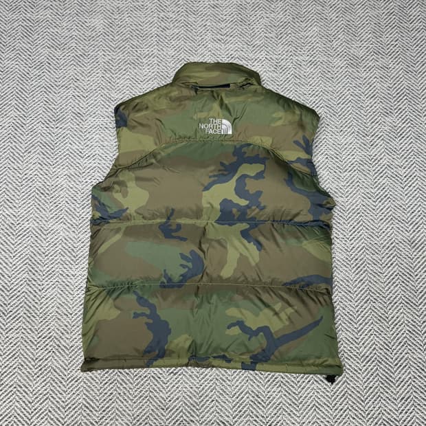 노스페이스 센터로고 무광 카모 700 눕시 패딩 조끼 베스트