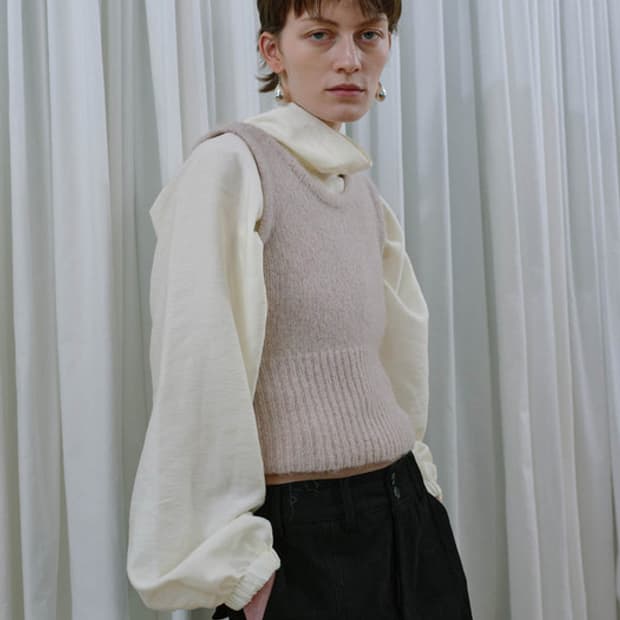 [ETHOS] 에토스 하이넥 크롭 블라우스