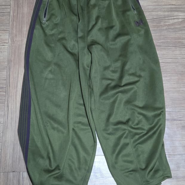 니들스 HD 트랙팬츠 올리브 s팝니다