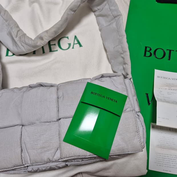 보테가베네타 패디드 테크 카세트백