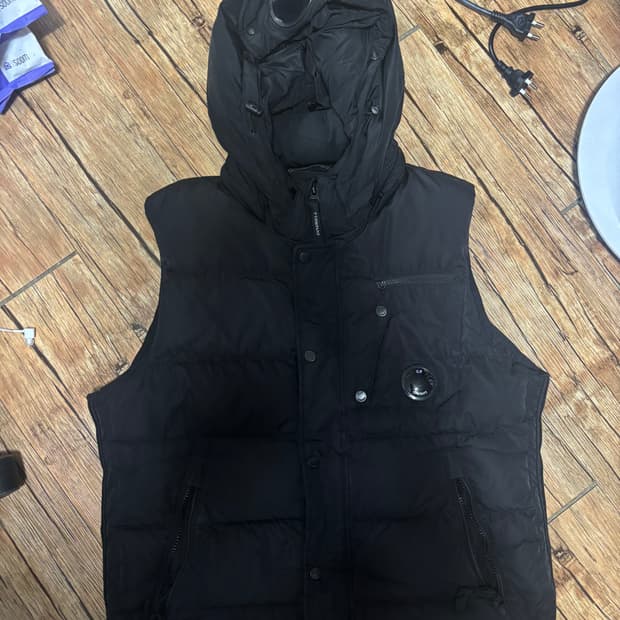 CP컴퍼니 고글후드 패딩조끼