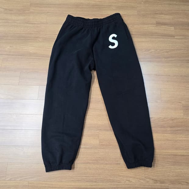 (L) 24FW 슈프림 S 로고 스웻팬츠 블랙