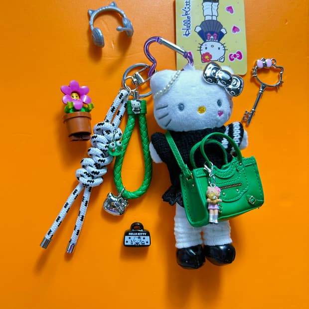 롱다리키티 커스텀키링 💚(레이스스커트+블랙니트)