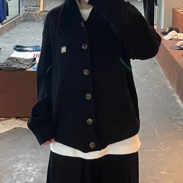 세터 오버사이즈 부클 블랙 가디건 H2475