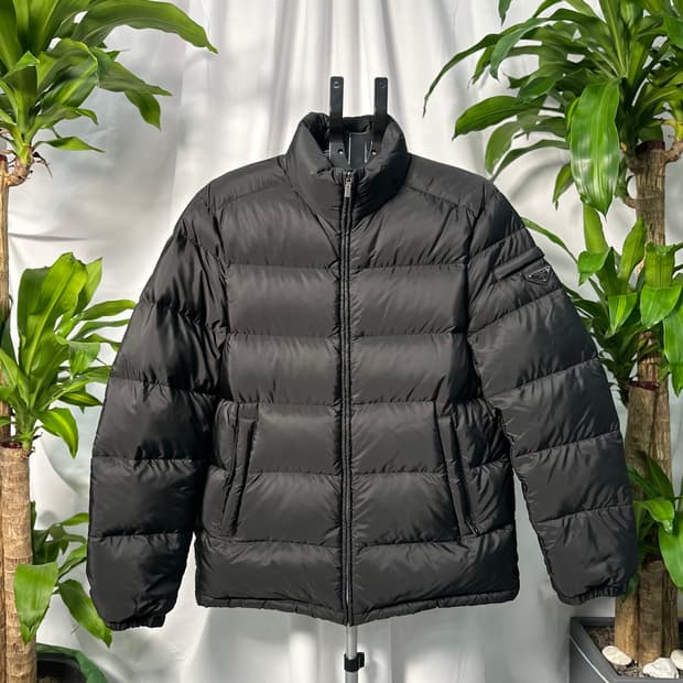 프라다 트라이앵글 다운패딩 52