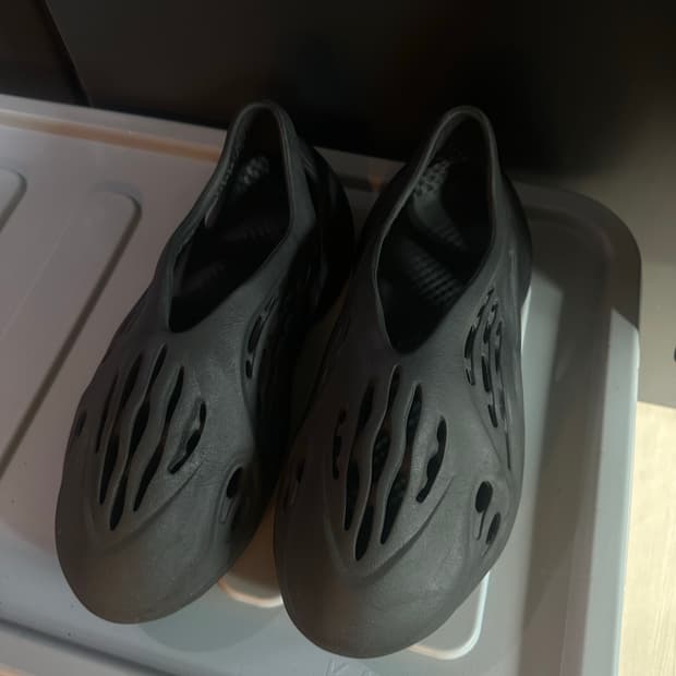 아디다스 이지 폼 러너 오닉스