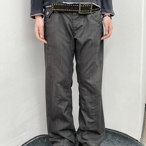 블랙 코팅 버튼 절개 팬츠