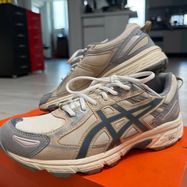 [245] 아식스(W) 젤 벤쳐 6 SPS 버치 아이언클래드 아이보리