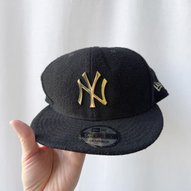 뉴에라 뉴욕 양키스 골드 로고 울혼방 스냅백 블랙 OS