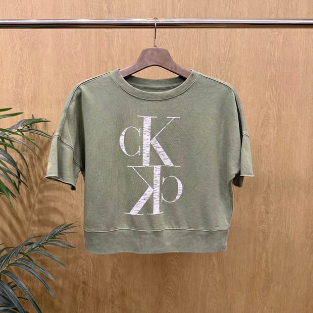 캘빈클라인 진스 크롭 반팔 맨두맨 CK 로고 프린트 디테일 카키