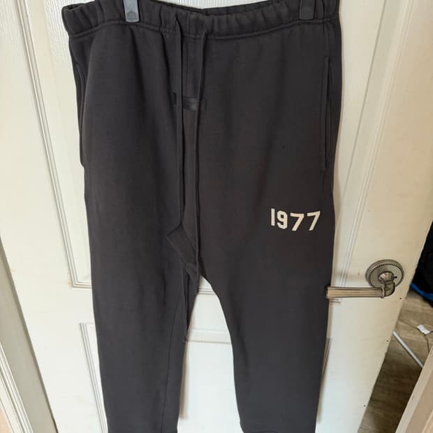 [S] 에센셜 1977 릴렉스드 스웨트팬츠 아이언 - 22SS