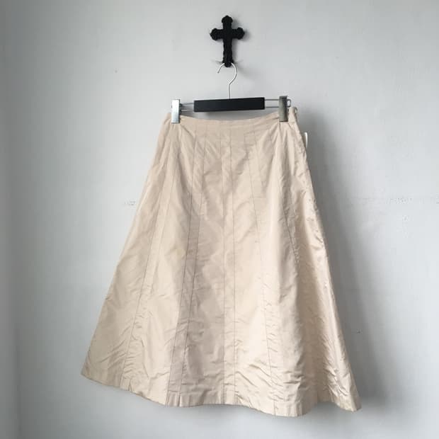 Line detail glossy skirt