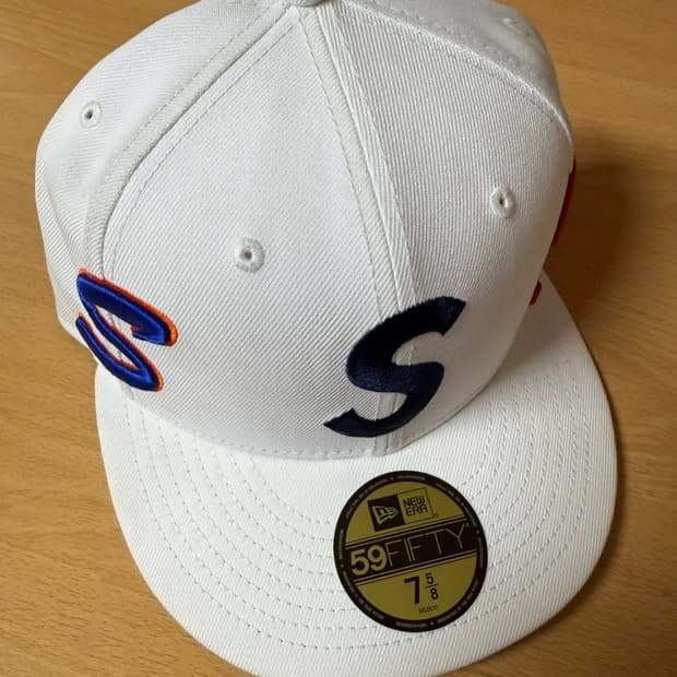 슈프림 멀티 S 로고 뉴에라 화이트