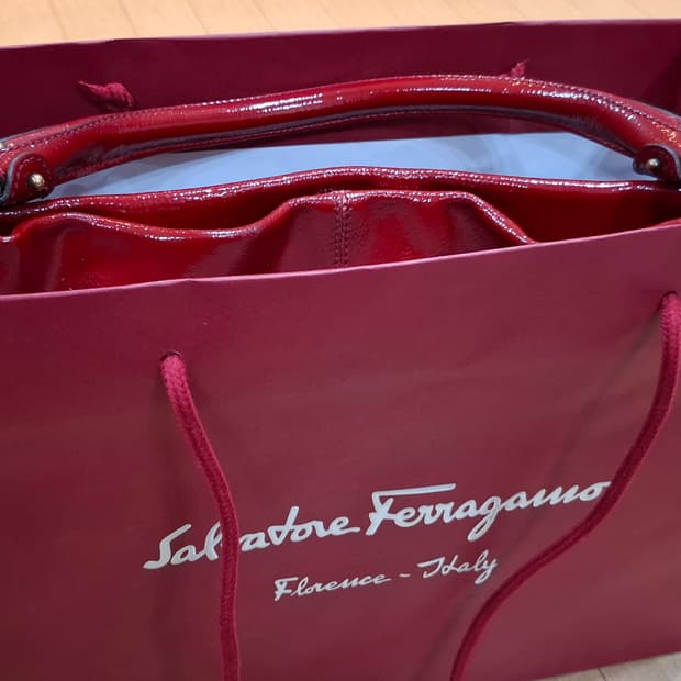 살바토레 페라가모의 바라 보루(Vara Bow) 페이턴트 숄더백