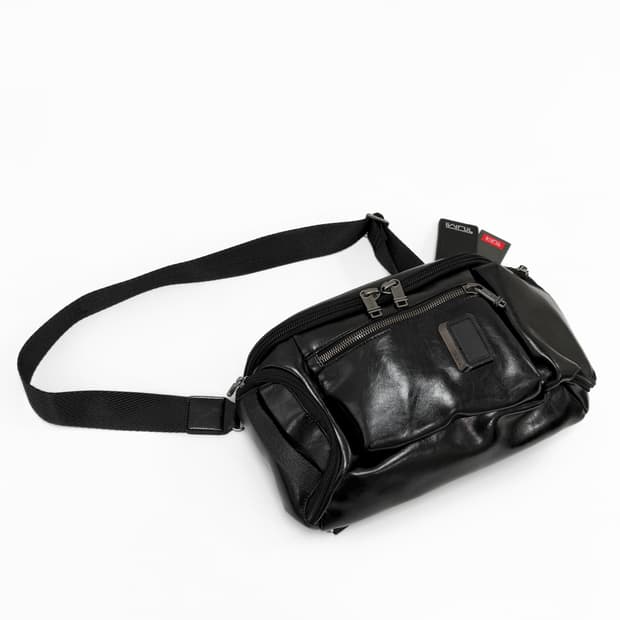 투미 알파 브라보 샤인 램스킨 슬링백