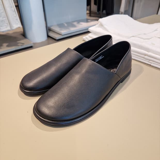 구매)코스 레더 슬립온 42사이즈