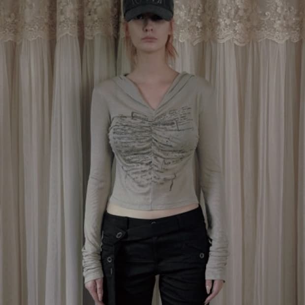 보헤미안서울 GRAPHIC SHIRRING HOODIE