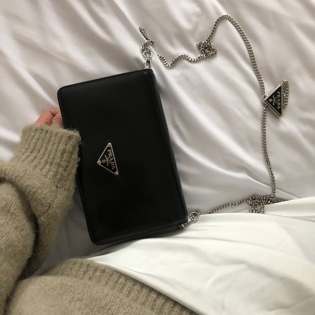 프라다 브러쉬드 레더 스파졸라토 체인 숄더백