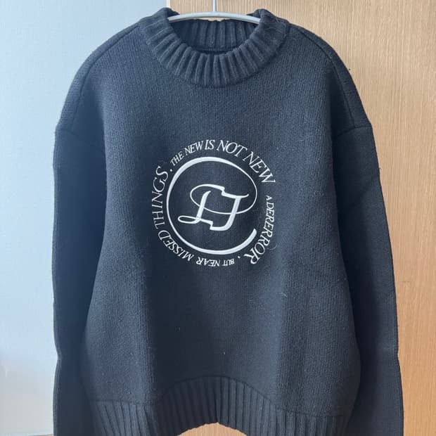 아더에러 speric logo knit